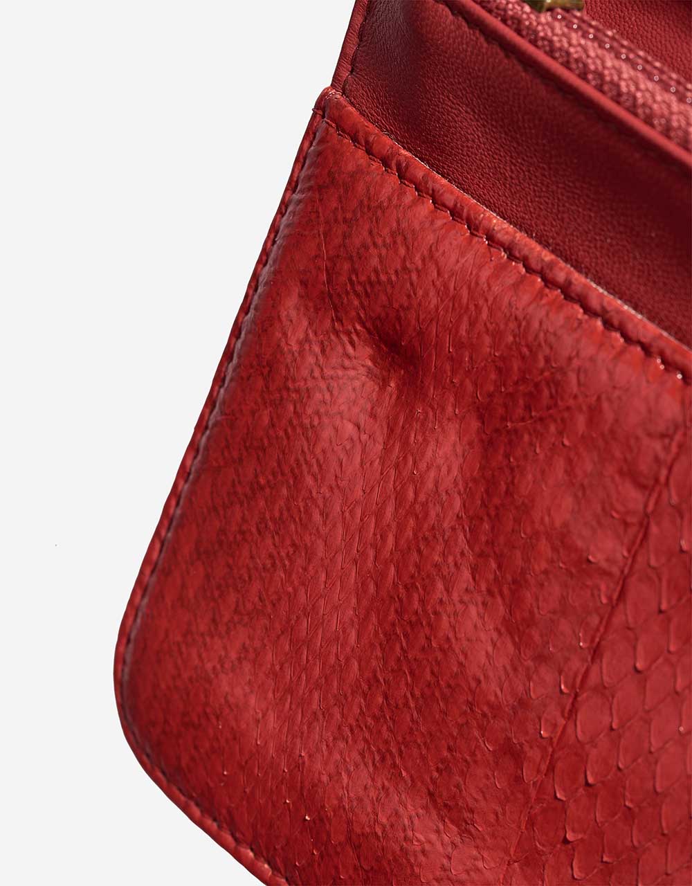 Chanel WalletOnChain Red signs of wear| Sell your designer bag on Saclab.com