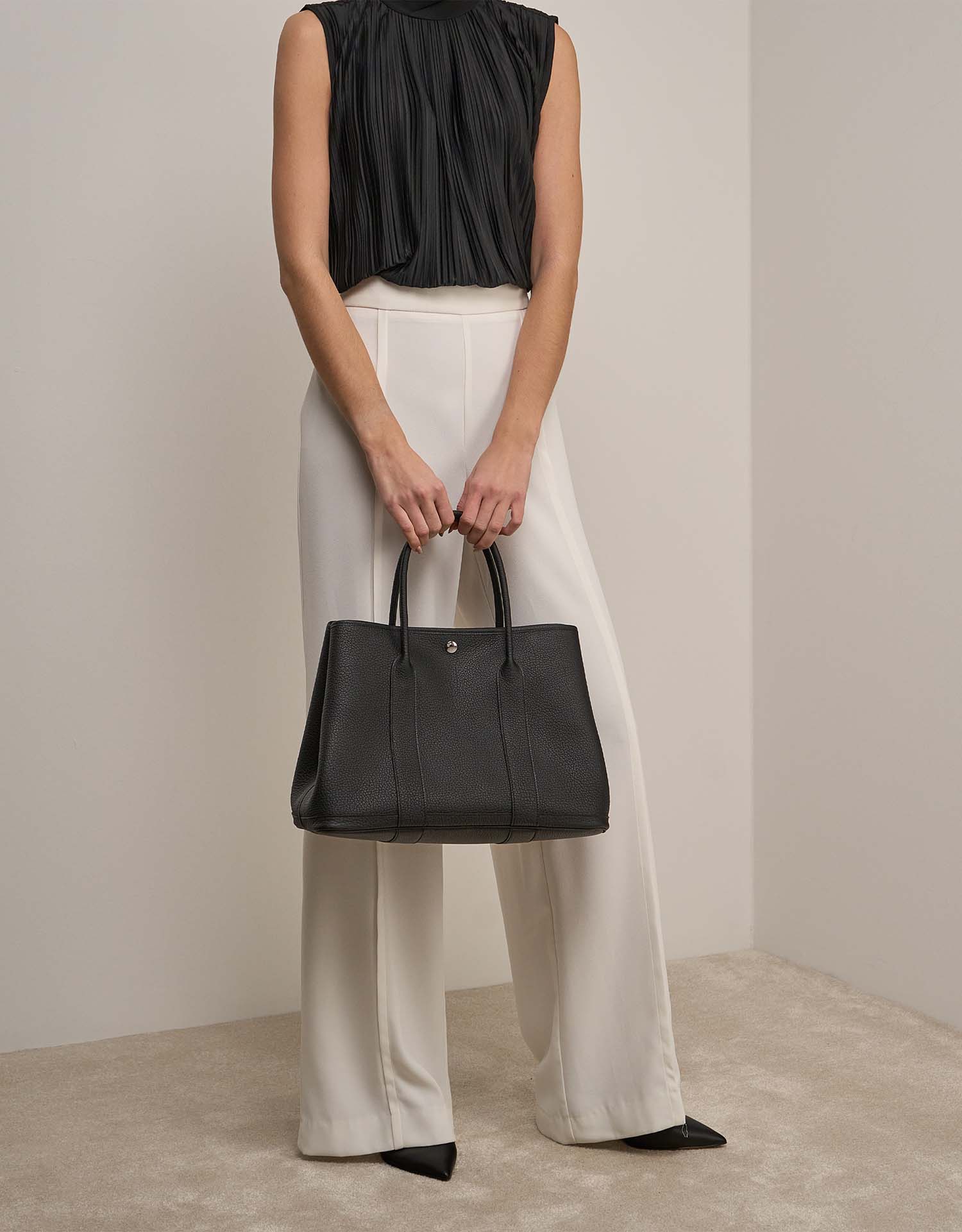 Hermès GardenParty 36 Noir on Model | Sell your designer bag on Saclab.com