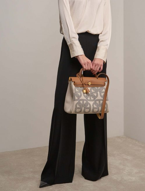 Hermès Herbag 31 GrisMeyer-Ecru-Beige-Nature on Model | Sell your designer bag on Saclab.com