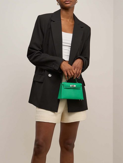 Hermès Kelly Mini Menthe auf Model | Verkaufen Sie Ihre Designertasche auf Saclab.com