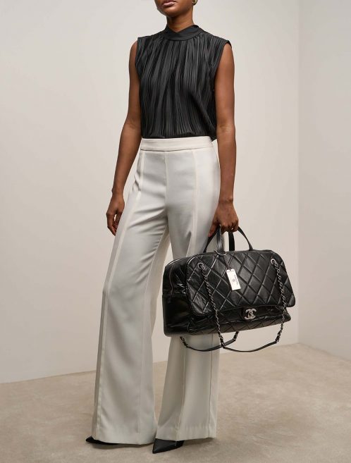 Chanel ExpressBowling Black auf Model | Verkaufen Sie Ihre Designer-Tasche auf Saclab.com