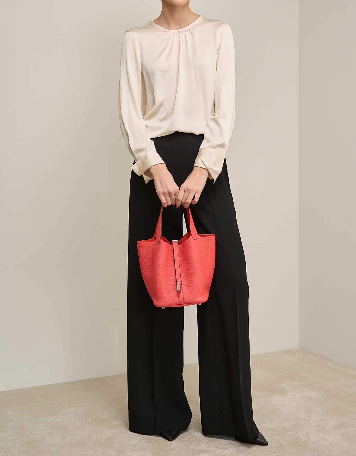 Hermès Picotin 22 RoseTexas on Model | Sell your designer bag on Saclab.com