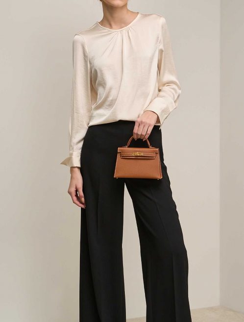 Hermès Kelly Mini Gold on Model | Sell your designer bag on Saclab.com