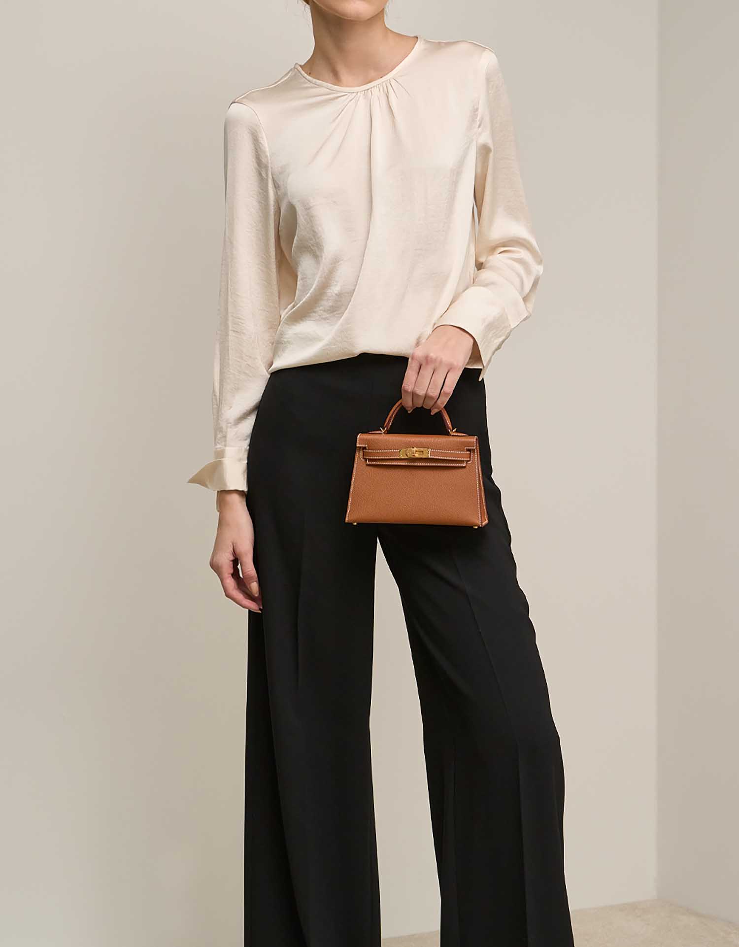 Hermès Kelly Mini Gold on Model | Sell your designer bag on Saclab.com