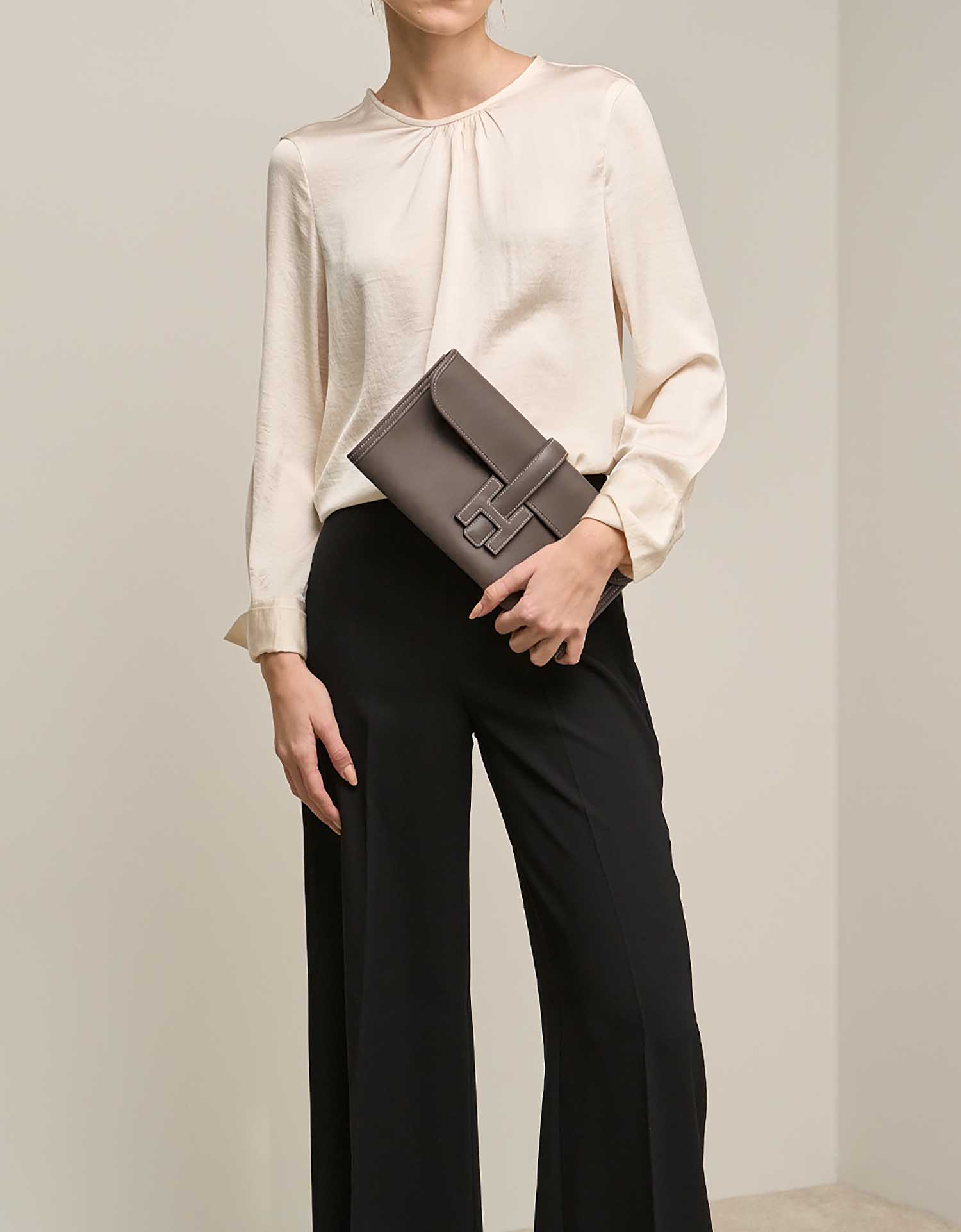 Hermès Jige 29 Etoupe on Model | Sell your designer bag on Saclab.com