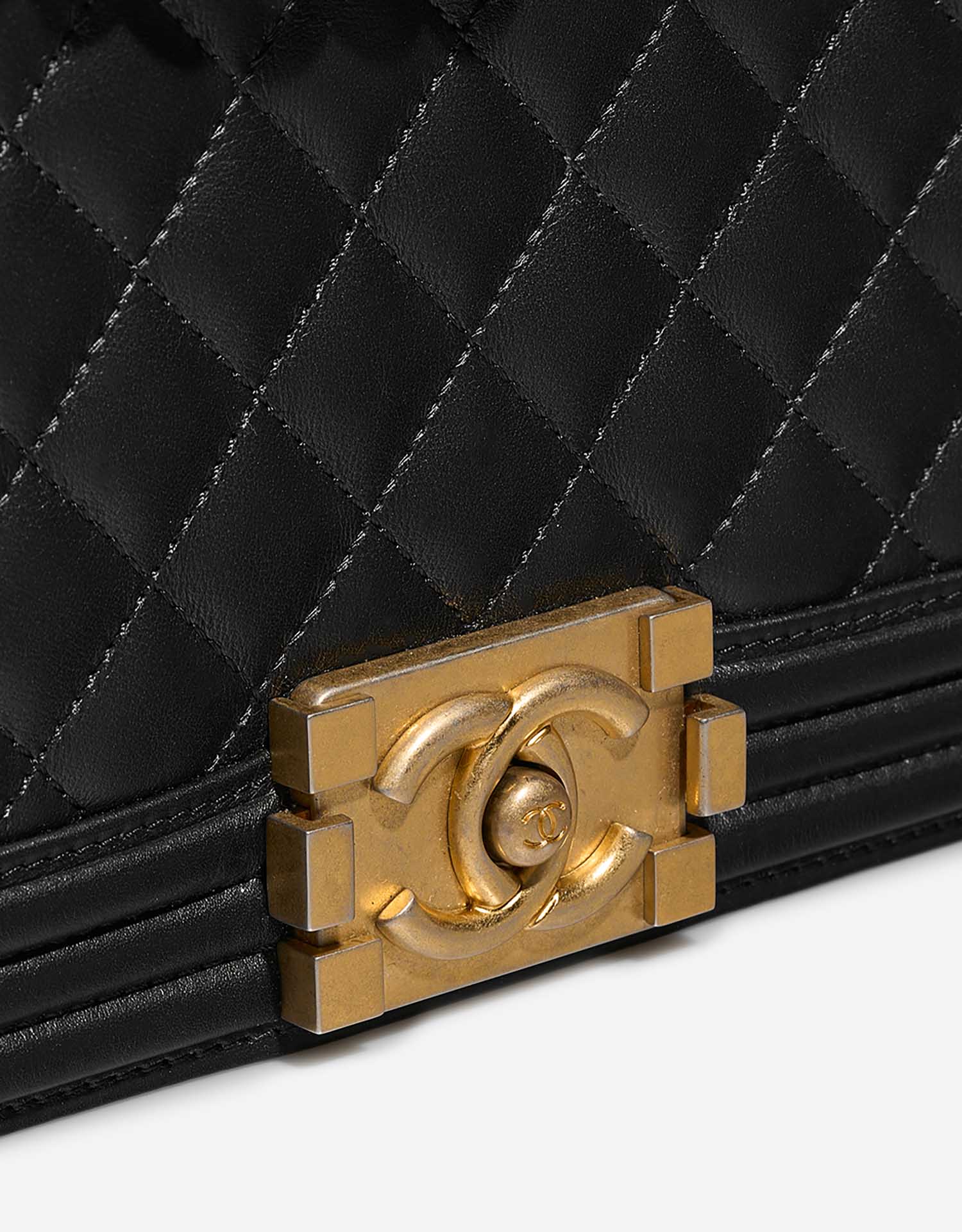 Chanel Boy NewMedium Black Closing System  | Sell your designer bag on Saclab.com