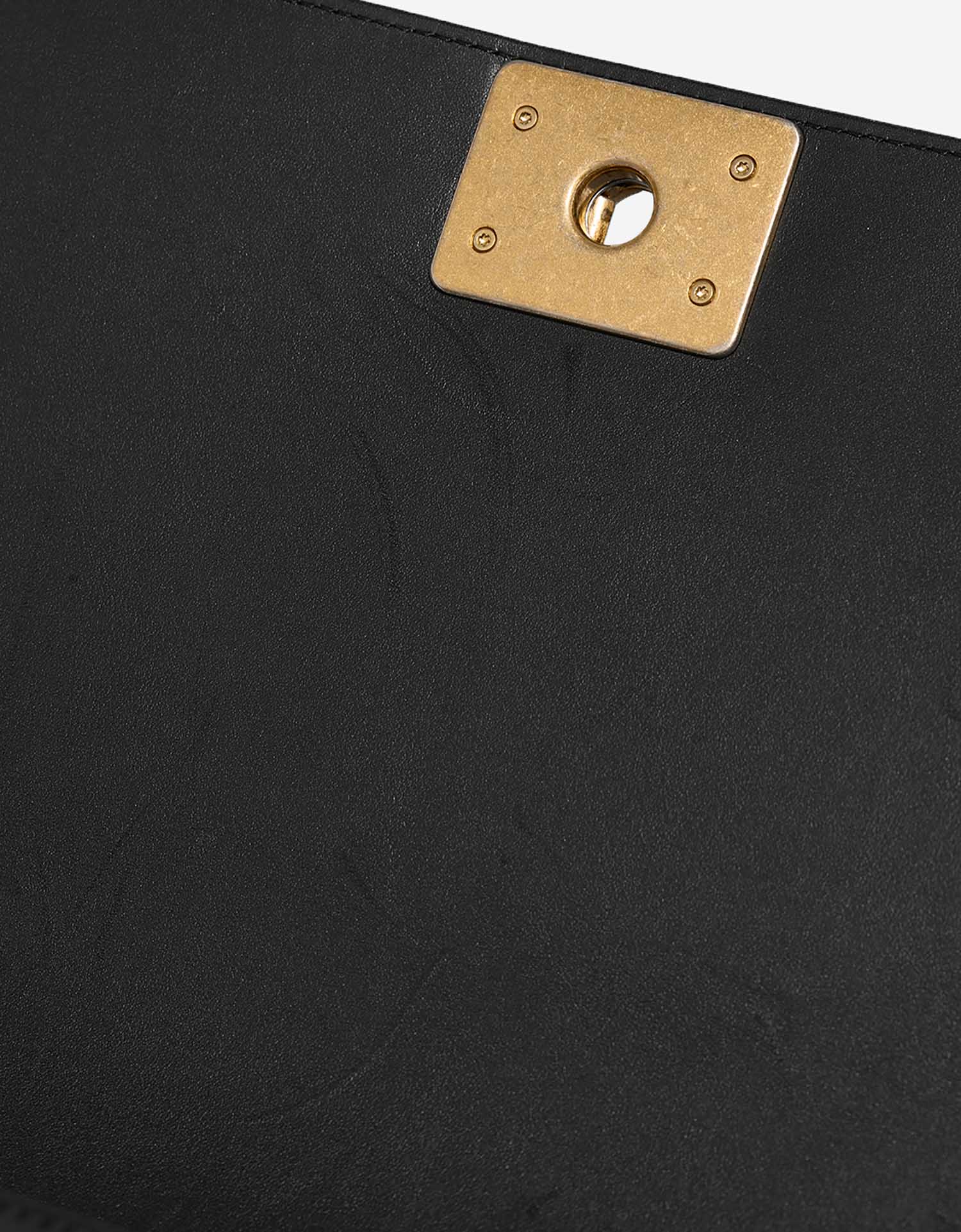 Chanel Boy NewMedium Black signs of wear 1 | Sell your designer bag on Saclab.com