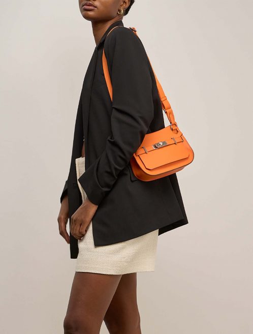Hermès Jypsiere Mini OrangeH auf Model | Verkaufen Sie Ihre Designertasche auf Saclab.com
