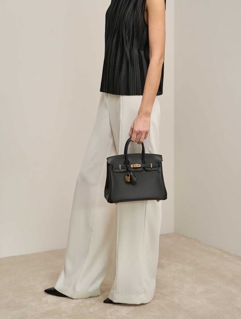 Hermès Birkin 25 Black-BlueFrance on Model | Sell your designer bag on Saclab.com