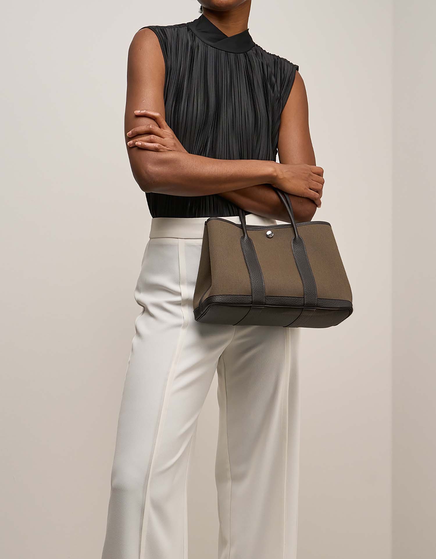 Hermès GardenParty 30 Ebene-Toundra on Model | Sell your designer bag on Saclab.com