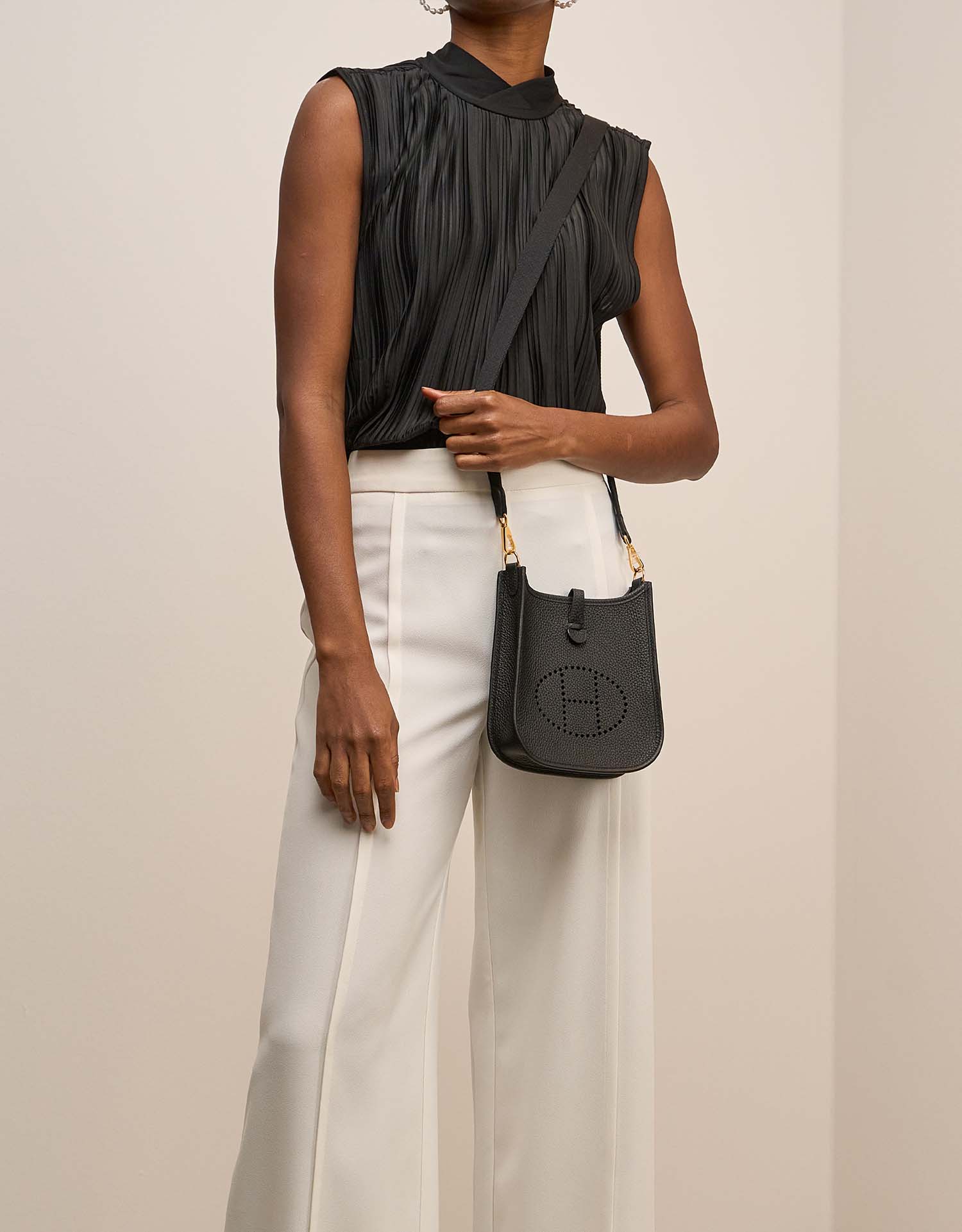 Hermès Evelyne 16 Black on Model | Sell your designer bag on Saclab.com