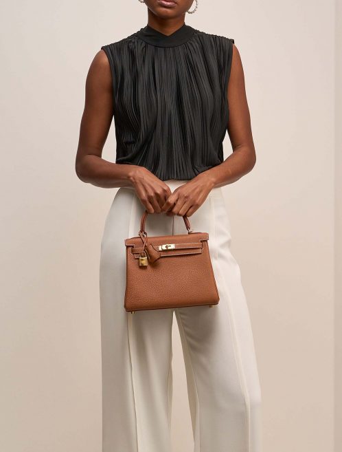 Hermès Kelly 25 Gold auf Model | Verkaufen Sie Ihre Designertasche auf Saclab.com