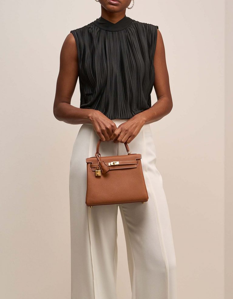 Hermès Kelly 25 Gold Front  | Sell your designer bag on Saclab.com