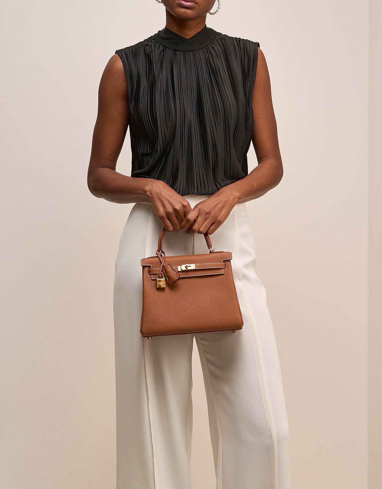 Hermès Kelly 25 Gold auf Model | Verkaufen Sie Ihre Designertasche auf Saclab.com