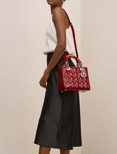 Dior LadyDior Medium Rot auf Model | Verkaufen Sie Ihre Designertasche auf Saclab.com
