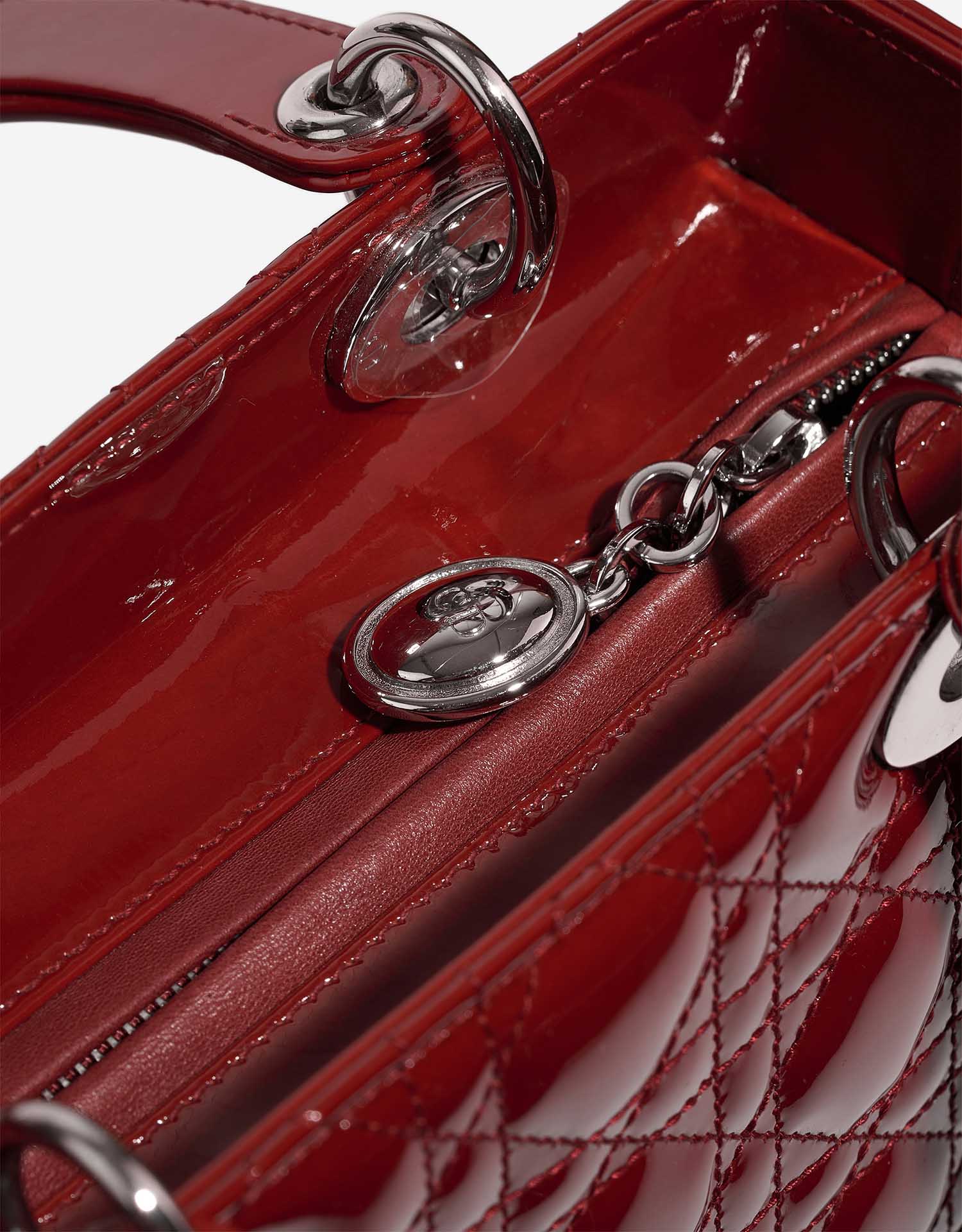 Dior LadyDior Medium Red Closing System | Vendez votre sac de créateur sur Saclab.com