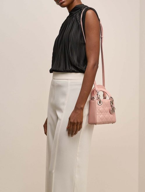 Dior LadyDior Mini Rose auf Model | Verkaufen Sie Ihre Designertasche auf Saclab.com