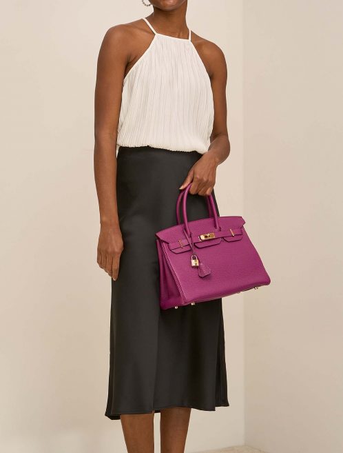 Hermès Birkin 30 Tosca Front on Model | Verkaufen Sie Ihre Designer-Tasche auf Saclab.com