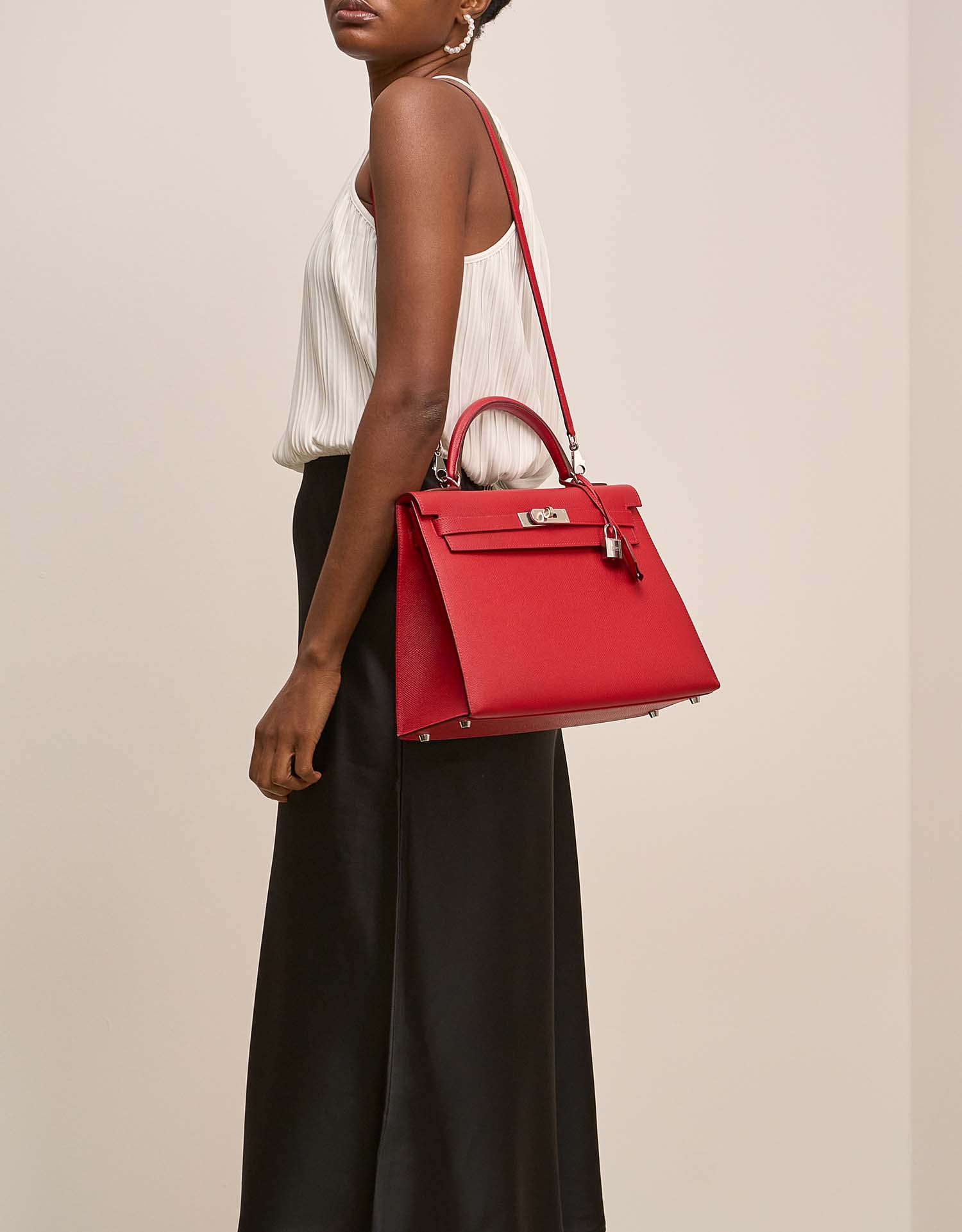 Hermès Kelly 32 RougeCasaque sur Model | Vendez votre sac de créateur sur Saclab.com