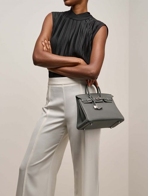 Hermès Birkin 25 VertAmande on Model | Sell your designer bag on Saclab.com