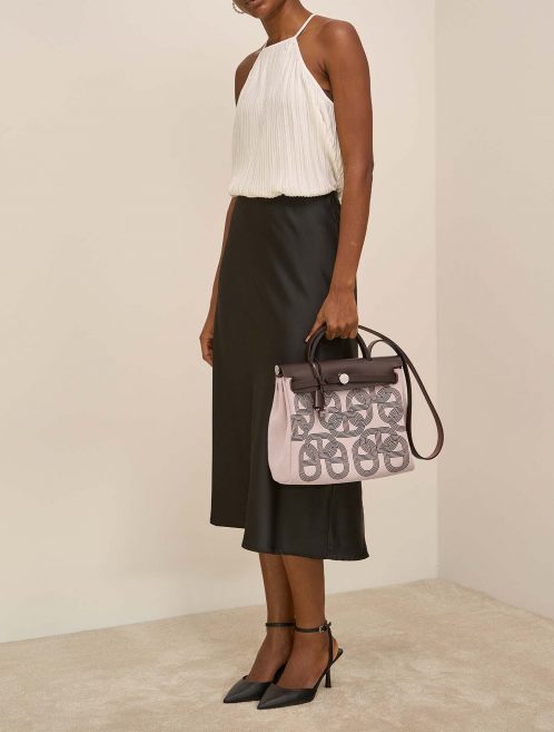 Hermès Herbag 31 Ebene-Ecru-Beige auf Model | Verkaufen Sie Ihre Designertasche auf Saclab.com