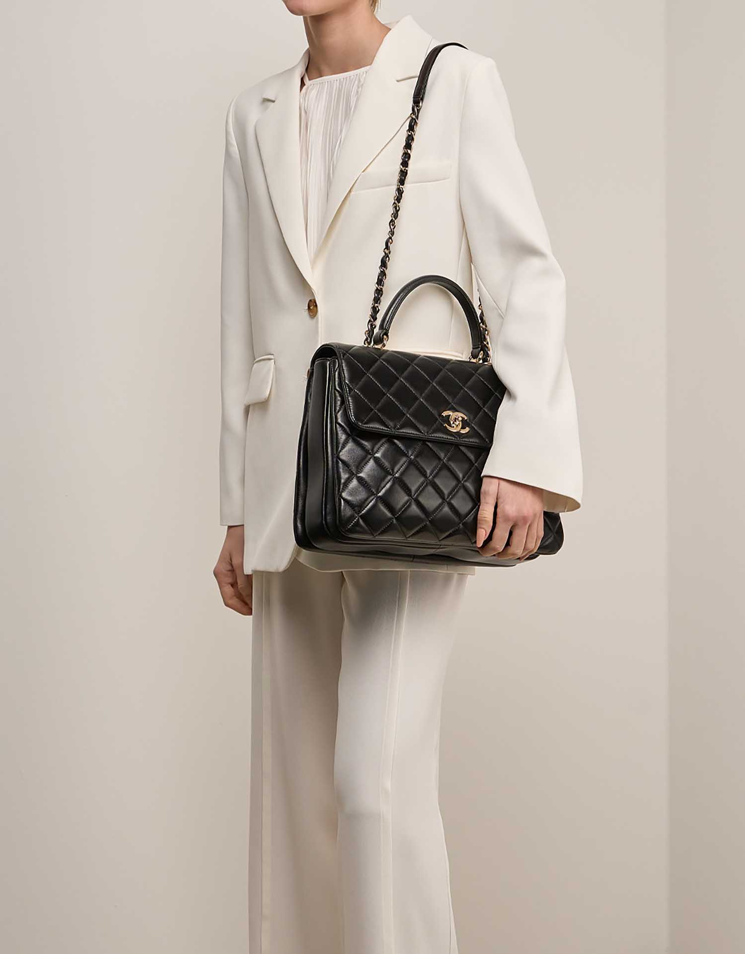 Chanel TrendyCC Large Schwarz auf Model | Verkaufen Sie Ihre Designer-Tasche auf Saclab.com