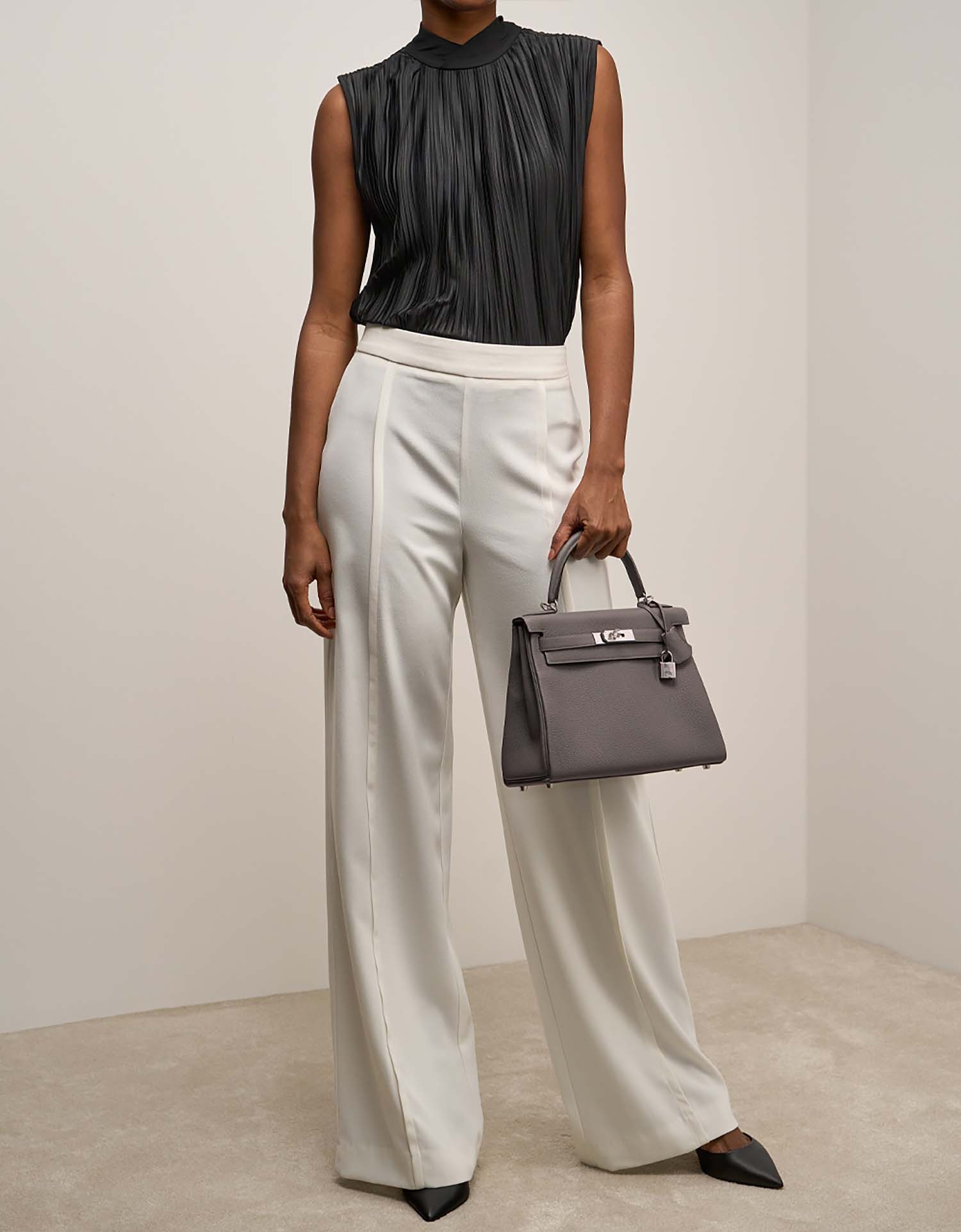 Hermès Kelly 28 GrisMeyer on Model | Sell your designer bag on Saclab.com