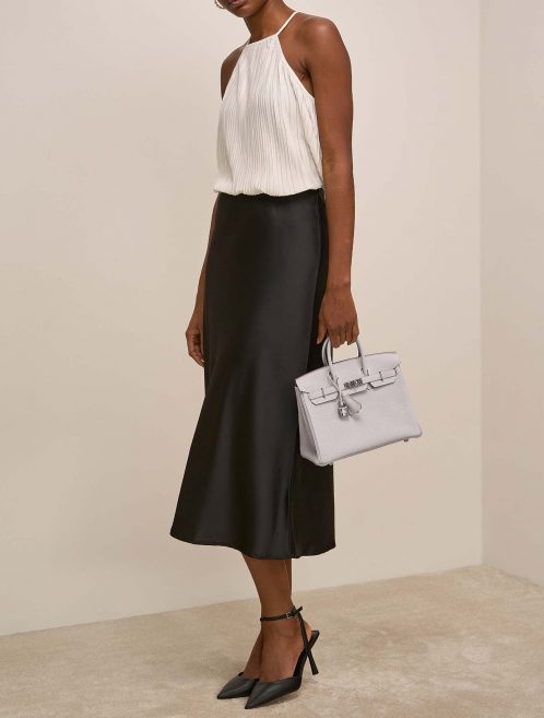 Hermès Birkin 25 GrisPale on Model | Sell your designer bag on Saclab.com