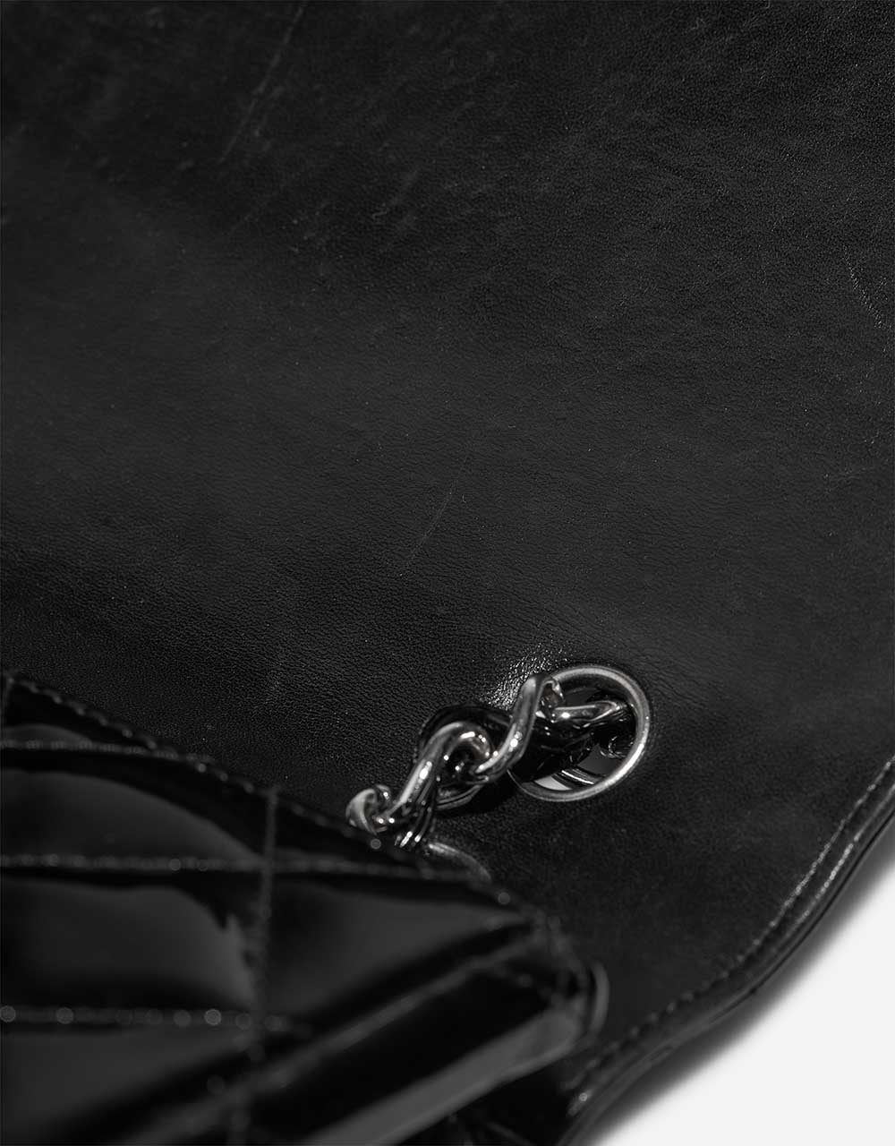 Chanel Timeless Maxi Black signs of wear| Sell your designer bag on Saclab.com