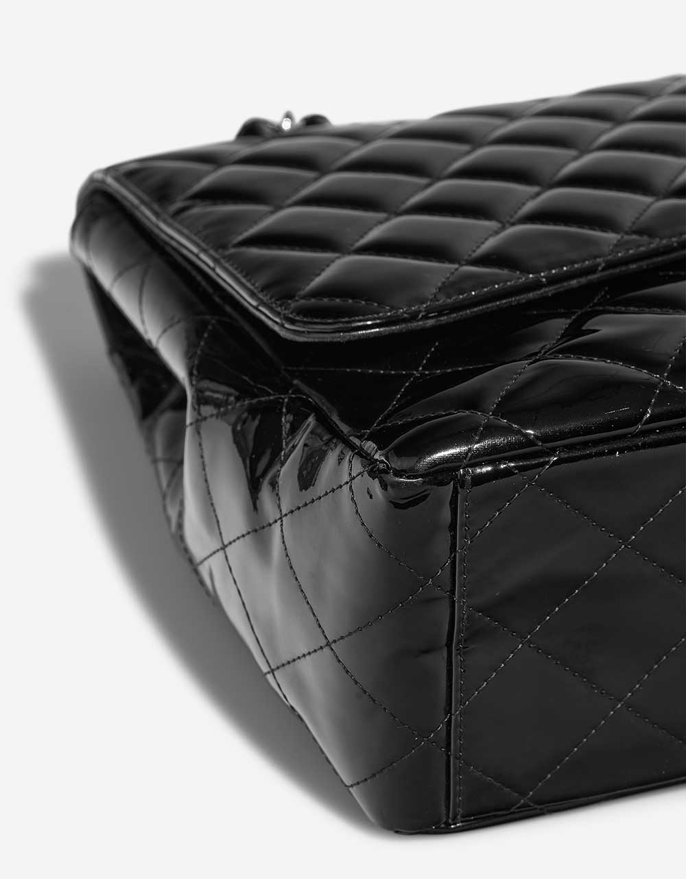 Chanel Timeless Maxi Black signs of wear 3 | Sell your designer bag on Saclab.com