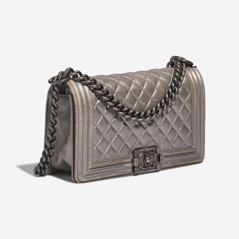 Chanel Boy NewMedium Silver Side Front | Verkaufen Sie Ihre Designer-Tasche auf Saclab.com