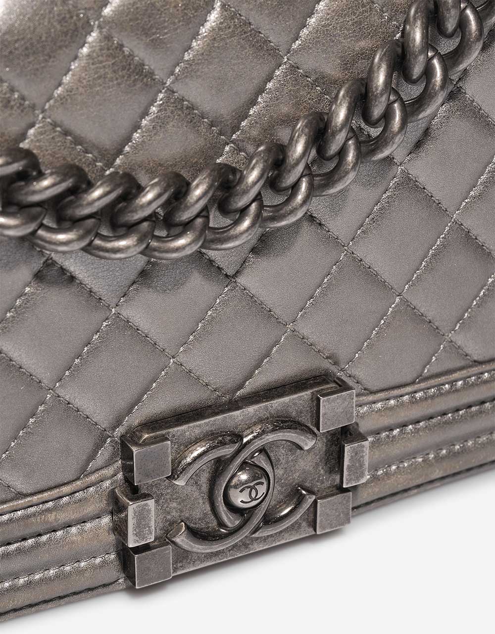 Chanel Boy NewMedium Silber Verschluss-System | Verkaufen Sie Ihre Designer-Tasche auf Saclab.com