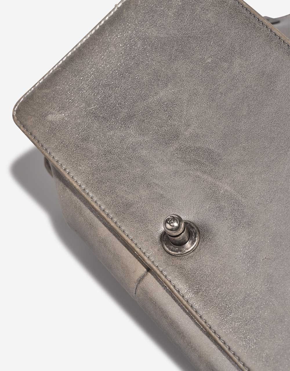 Chanel Boy NewMedium Silver Gebrauchsspuren 1 | Verkaufen Sie Ihre Designer-Tasche auf Saclab.com