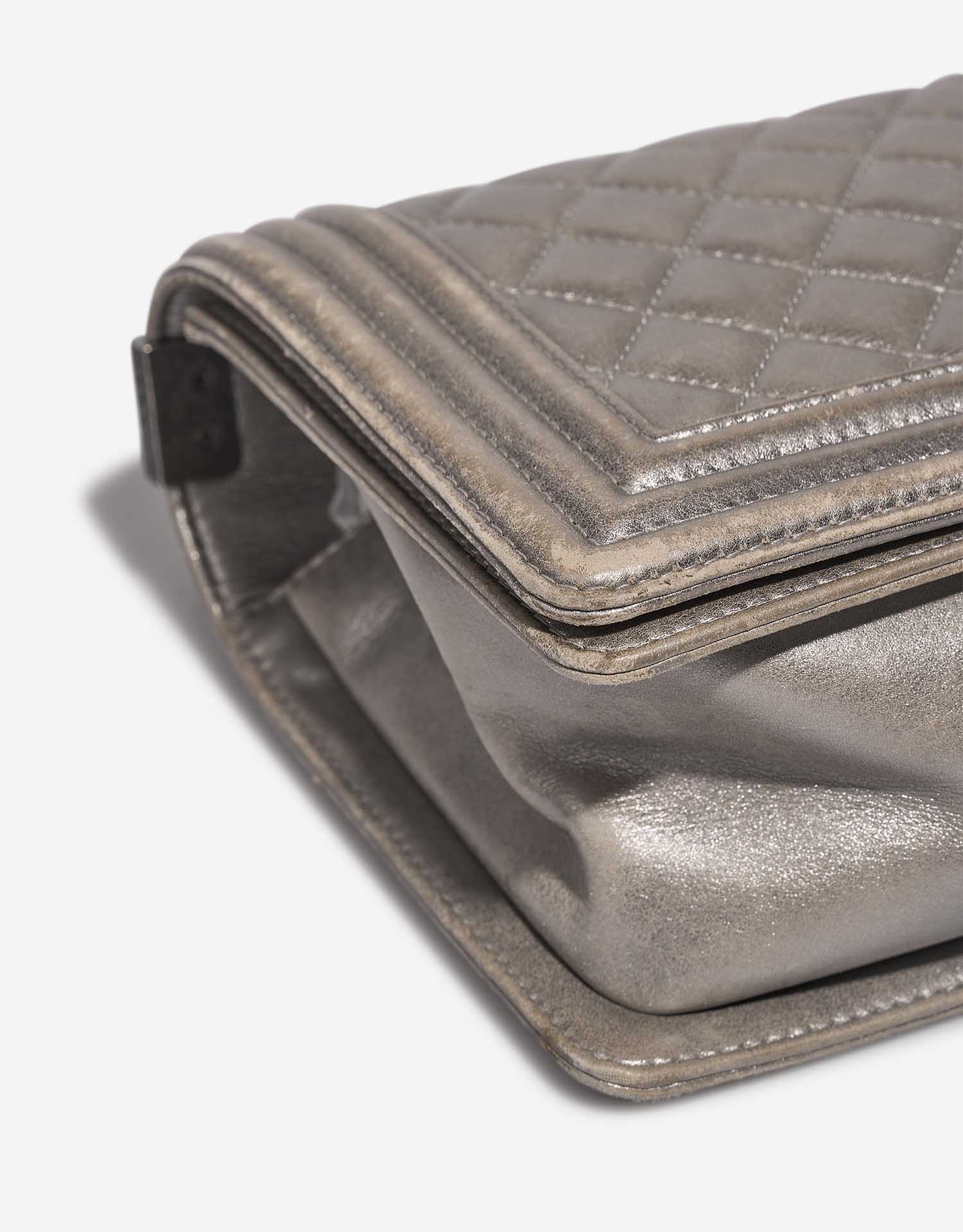Chanel Boy NewMedium Silver signs of wear 3 | Sell your designer bag on Saclab.com