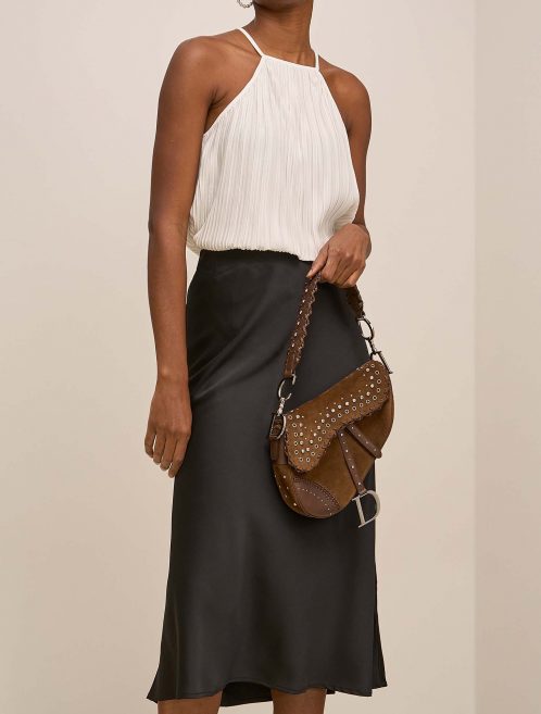 Dior Saddle Medium Brown auf Model | Verkaufen Sie Ihre Designertasche auf Saclab.com