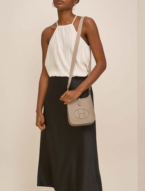 Hermès Evelyne 16 Trench auf Model | Verkaufen Sie Ihre Designertasche auf Saclab.com