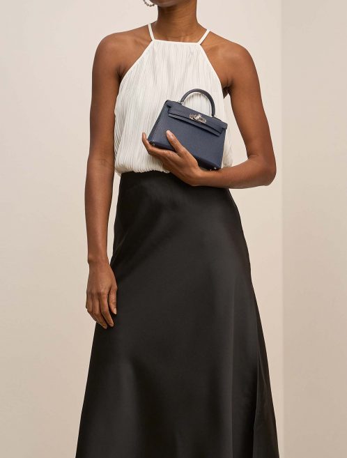 Hermès Kelly Mini Navy on Model | Sell your designer bag on Saclab.com