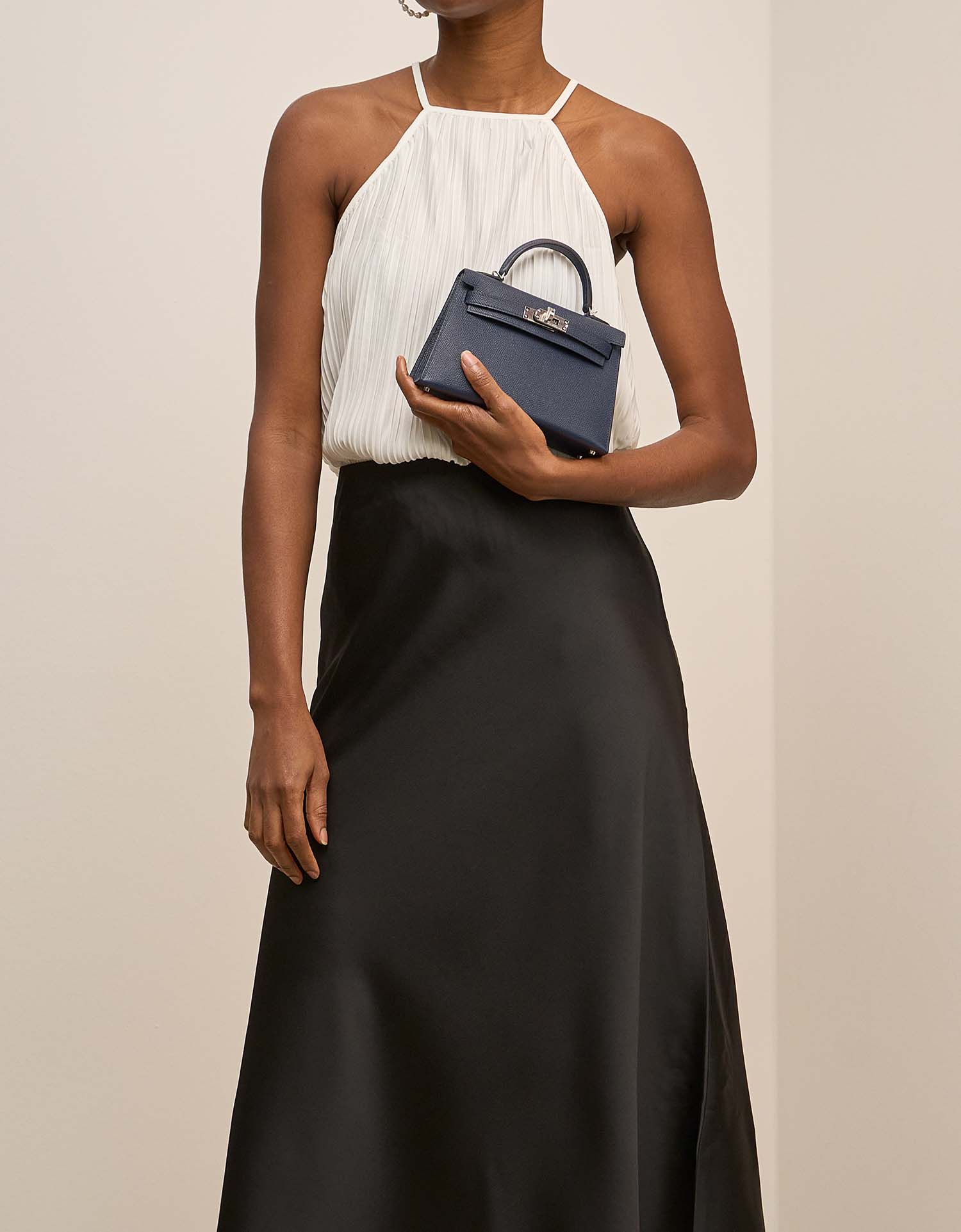 Hermès Kelly Mini Navy on Model | Sell your designer bag on Saclab.com