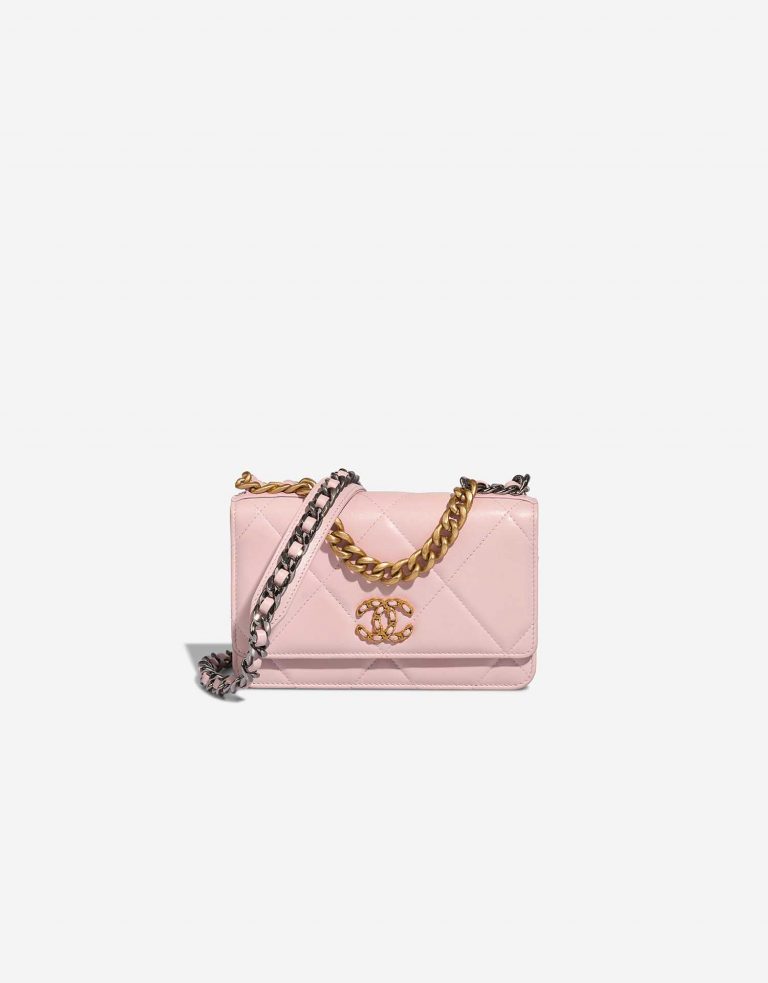 Pre-owned Chanel bag 19 Wallet On Chain Lamb Light Rose Pink | Sell your designer bag on Saclab.com