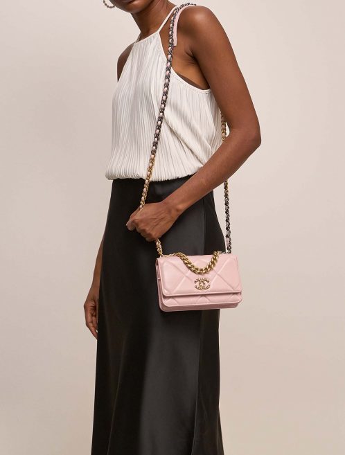 Sac Chanel d'occasion 19 Portefeuille sur chaîne agneau rose clair | Vendez votre sac de créateur sur Saclab.com
