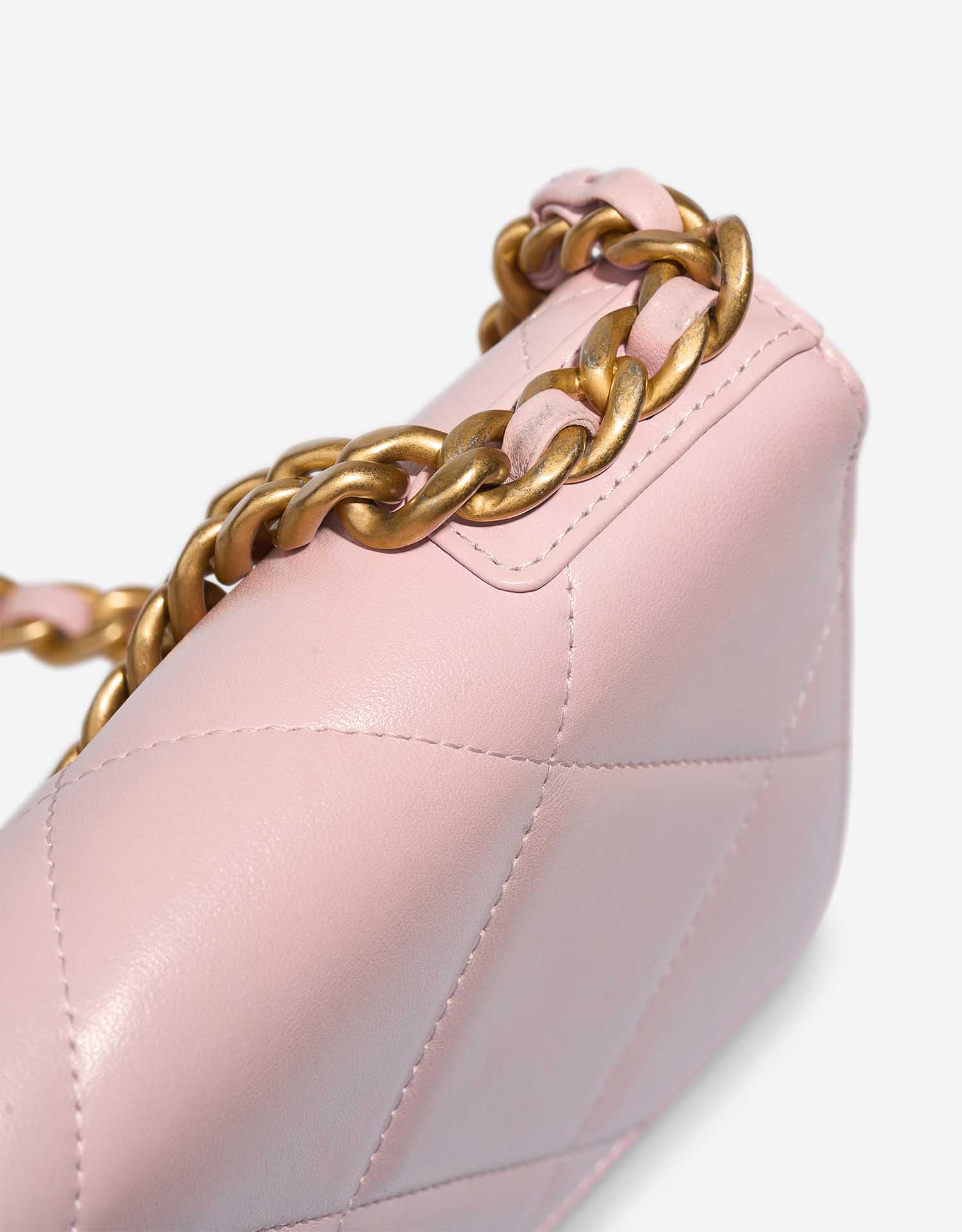 Chanel 19 Walletonchain Lightpink signs of wear 1 | Sell your designer bag on Saclab.com