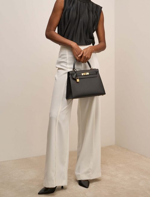 Hermès Kelly 28 Schwarz auf Model | Verkaufen Sie Ihre Designer-Tasche auf Saclab.com