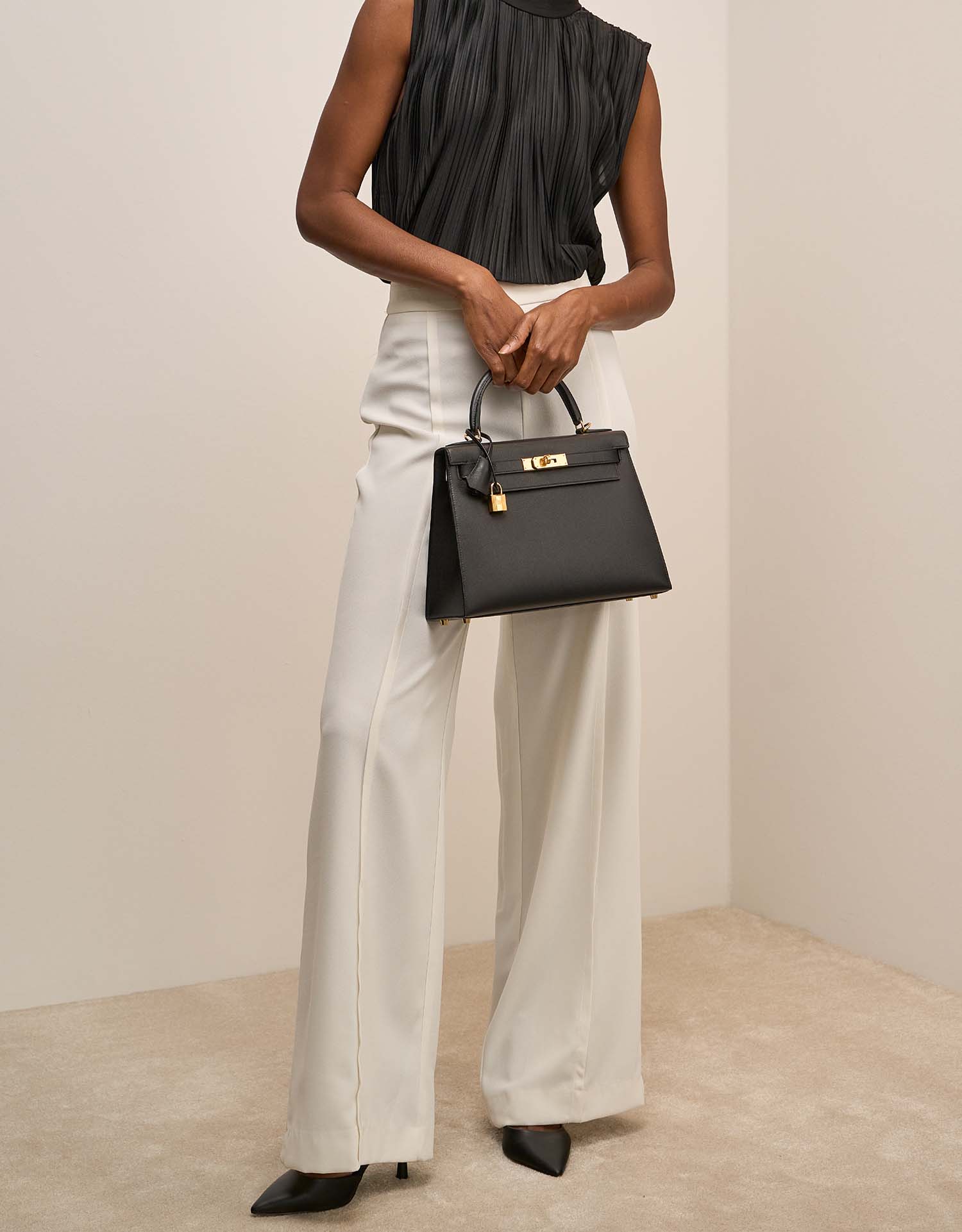 Hermès Kelly 28 Noir sur Modèle | Vendez votre sac de créateur sur Saclab.com