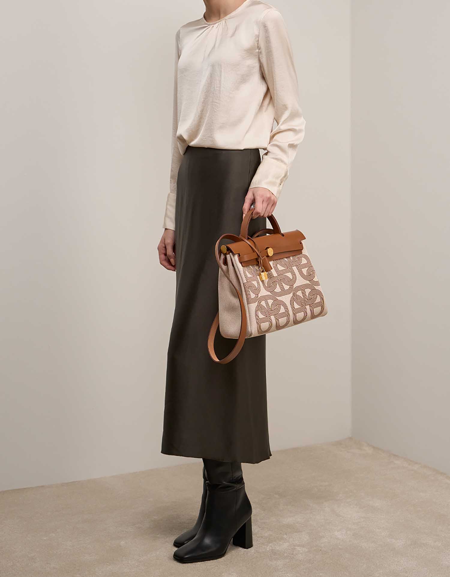 Hermès Herbag 31 Fauve-Ecru-Beige auf Model | Verkaufen Sie Ihre Designertasche auf Saclab.com