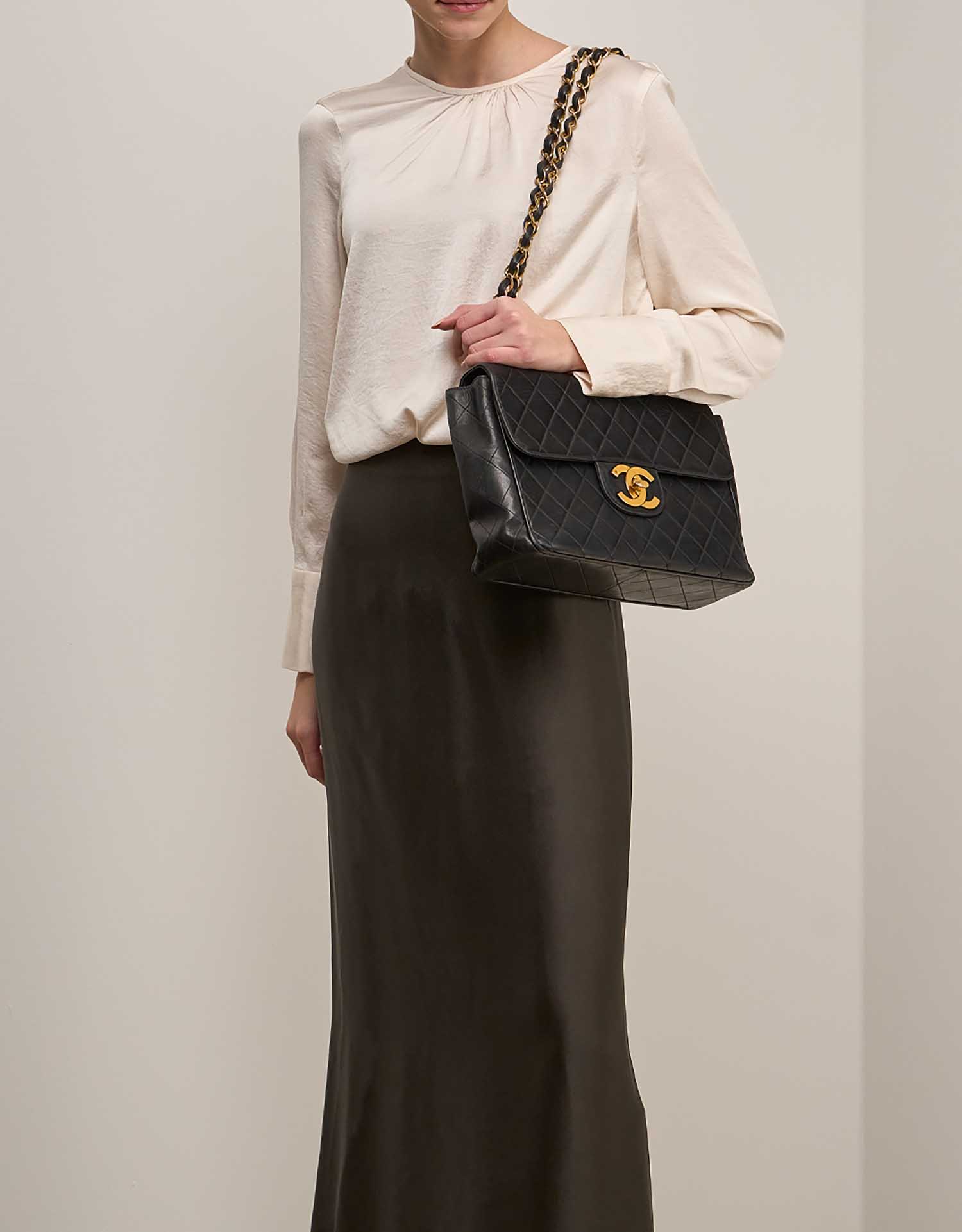 Chanel Timeless Jumbo Schwarz auf Model | Verkaufen Sie Ihre Designer-Tasche auf Saclab.com