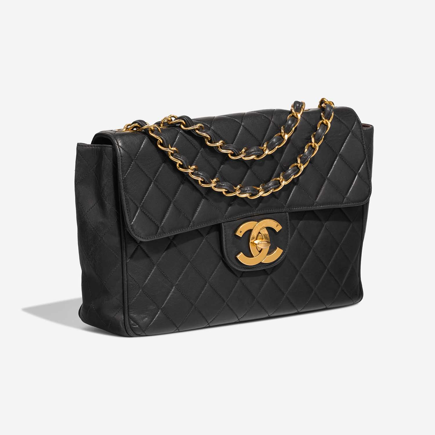 Chanel Timeless Jumbo Black Side Front | Verkaufen Sie Ihre Designer-Tasche auf Saclab.com