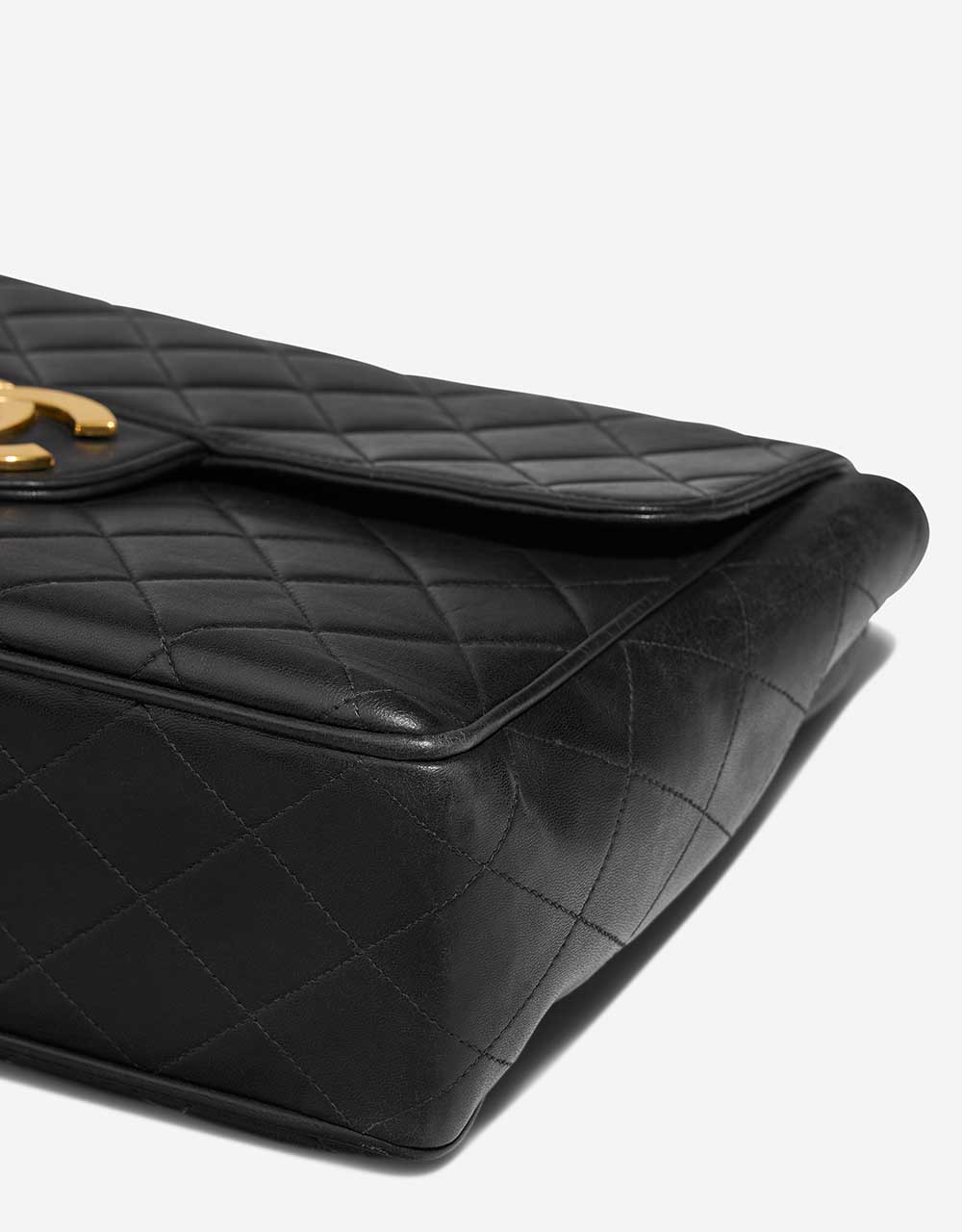 Chanel Timeless Jumbo Black signs of wear 3 | Sell your designer bag on Saclab.com