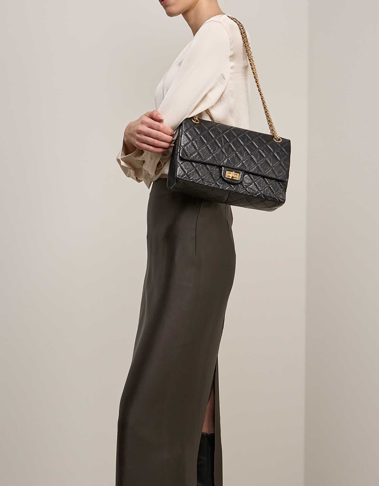 Chanel 255 226 Schwarz auf Model | Verkaufen Sie Ihre Designer-Tasche auf Saclab.com
