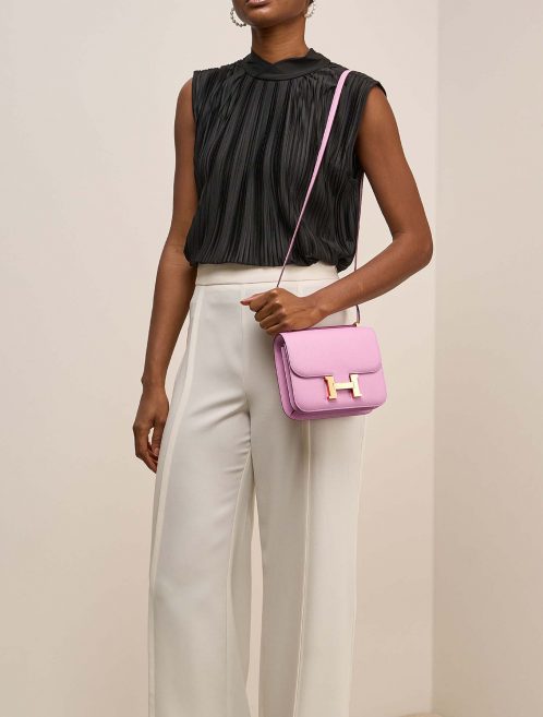 Hermès Constance 18 MauveSylvestre auf Model | Verkaufen Sie Ihre Designertasche auf Saclab.com