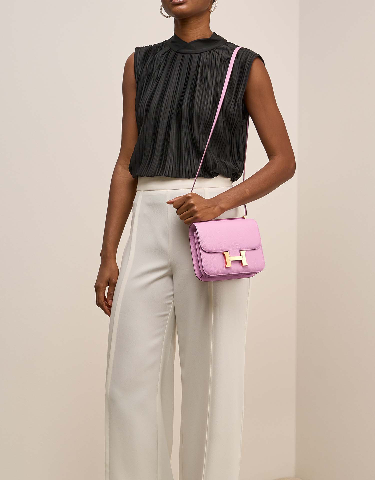 Hermès Constance 18 MauveSylvestre auf Model | Verkaufen Sie Ihre Designertasche auf Saclab.com